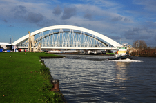 825683 Gezicht op het Amsterdam-Rijnkanaal te Utrecht, met de sleepboot Jeanne en links de beelden van het ...